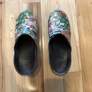 Dansko Floral Size 39